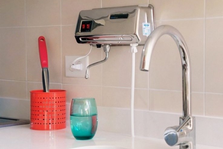 Purificador de agua instalado por Servi Ozono de la Costa en una cocina de Barranquilla